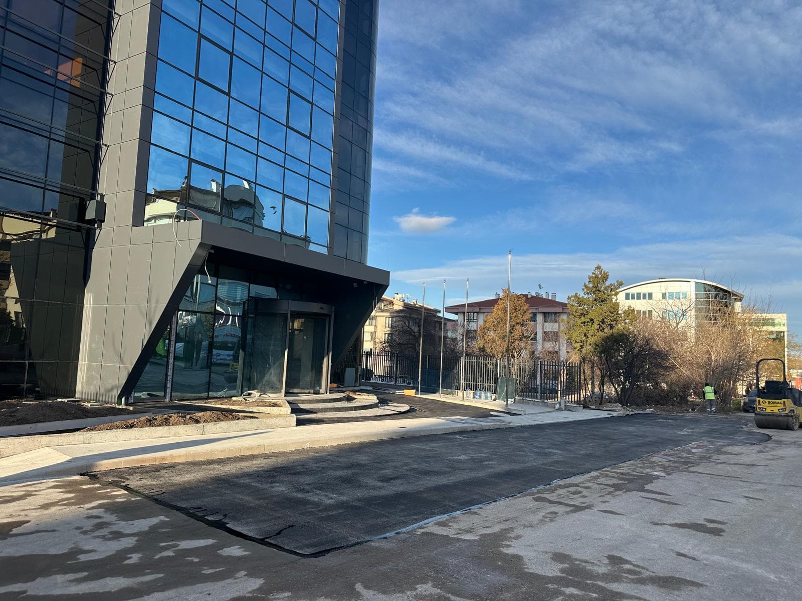 Kurumsal bina girişi asfalt ve Bomag silindir, Brn Yol