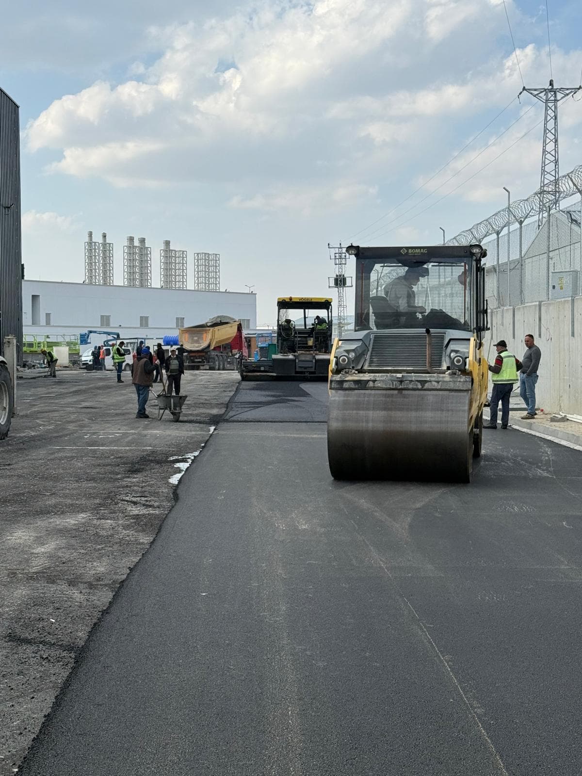 Bomag silindir ve asfalt serim hattı, geniş alan kaplama