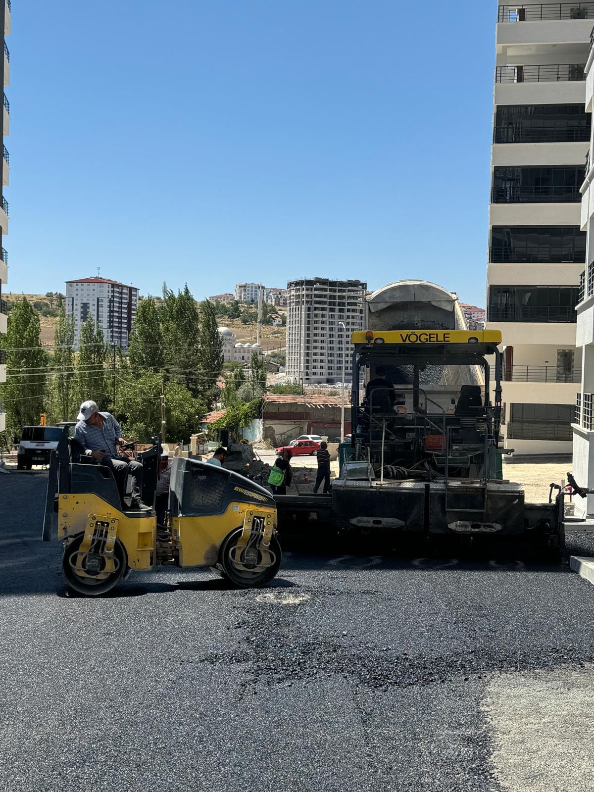 Yüksek apartmanlar arası cadde asfaltı, Vögele finişer ve Bomag